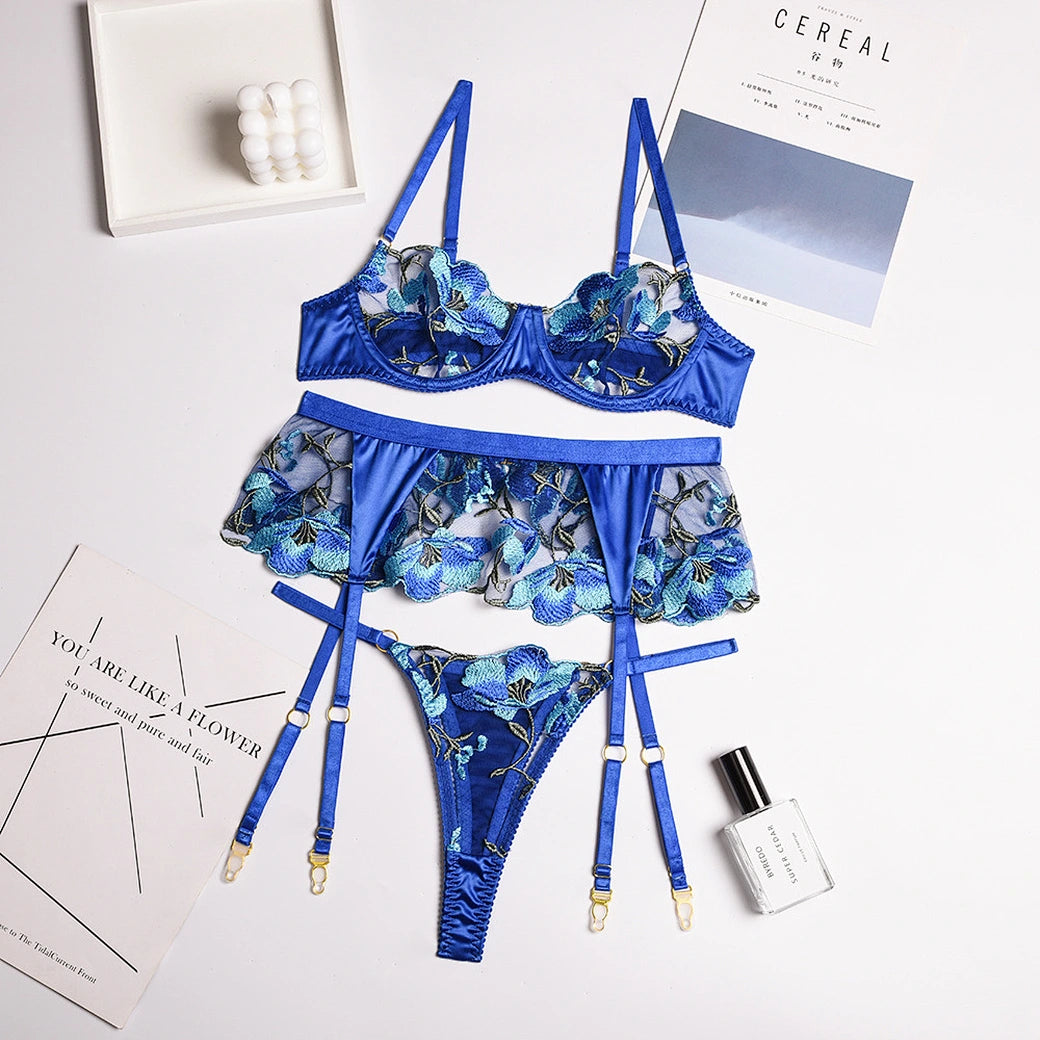 Set Lingerie „Blue Velvet Bloom” – Sutien Brodat, Chilot, Portjartier și Dresuri Asortate